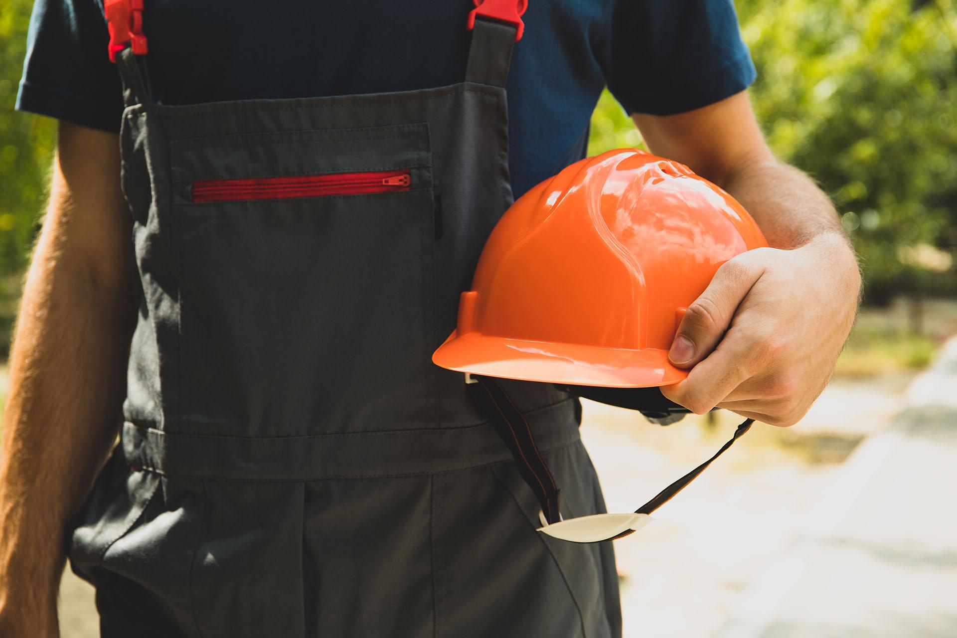 Homme portant un casque de chantier