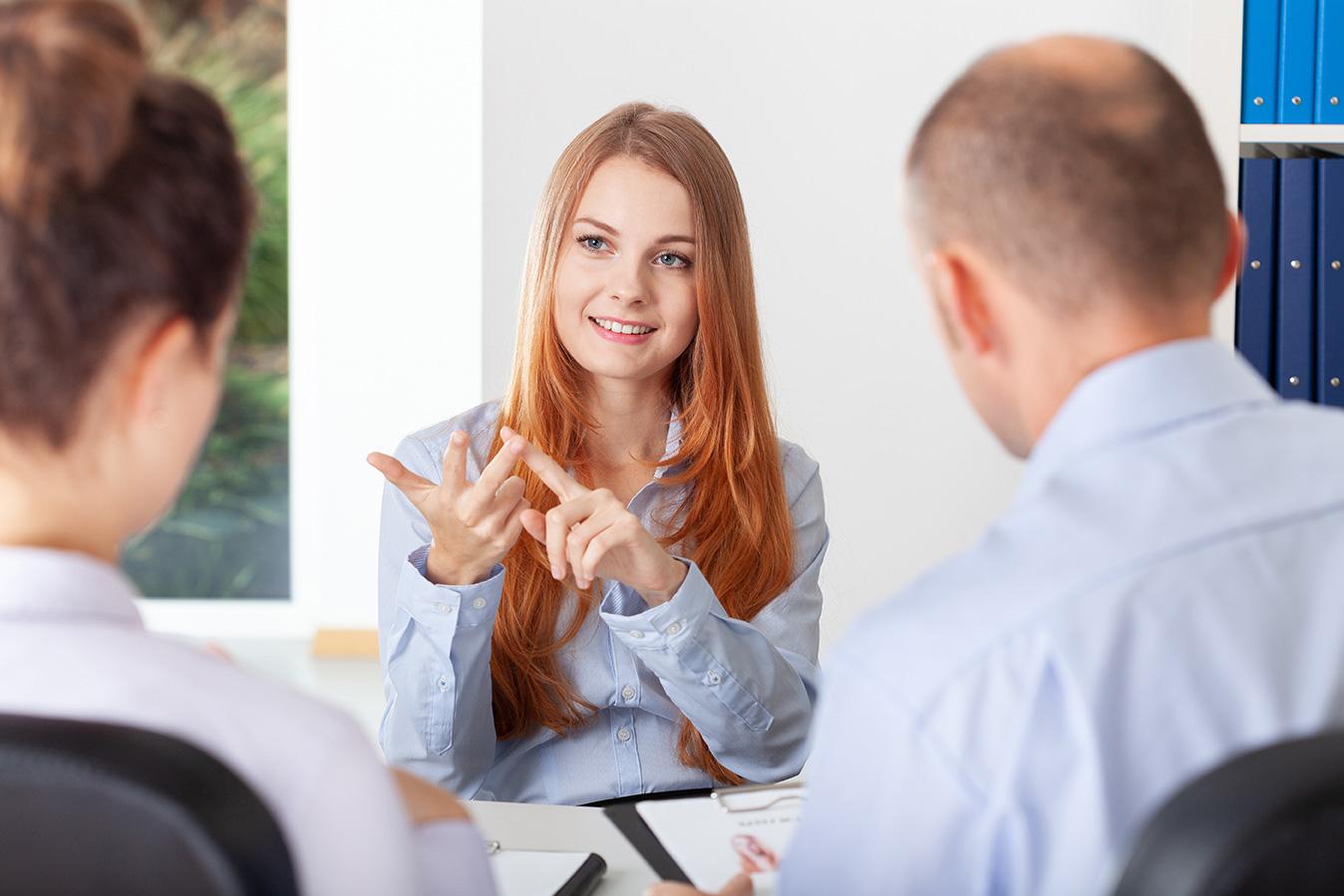 jeune femme et un couple qui discutent